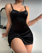 Siyah Kadife Dantel Detaylı Askılı Gecelik